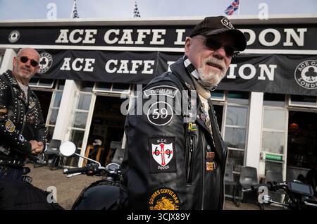 Réunion de motards assister à la 31e réunion annuelle Ace Cafe avant le « Cafe Racer Ride Out » au départ de l'Ace célébrant le 66e anniversaire du 59 Club. Banque D'Images
