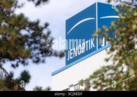 09 septembre 2025, Thuringe, Iéna/Göschwitz : un grand cube avec le logo Jenoptik se trouve sur un bâtiment Jenoptik AG. Aujourd'hui, Jenoptik a présenté des plans pour un investissement dans une installation de production de haute technologie pour l'optique à semi-conducteurs. Photo : Michael Reichel/dpa Banque D'Images
