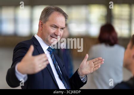 09 septembre 2025, Thuringe, Iéna/Göschwitz : Ralf Kuschnereit, membre du Directoire de Jenoptik AG, intervient dans un hall de production qui deviendra un site de production pour l'optique semi-conductrice. Aujourd'hui, Jenoptik a présenté des plans pour un investissement dans une installation de production de haute technologie pour l'optique à semi-conducteurs. Photo : Michael Reichel/dpa Banque D'Images