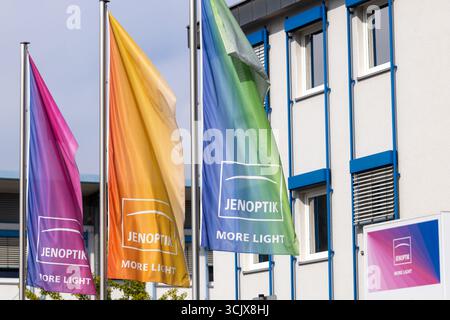 09 septembre 2025, Thuringe, Iéna/Göschwitz : les drapeaux Jenoptik flottent devant un bâtiment Jenoptik AG. Aujourd'hui, Jenoptik a présenté des plans pour un investissement dans une installation de production de haute technologie pour l'optique à semi-conducteurs. Photo : Michael Reichel/dpa Banque D'Images