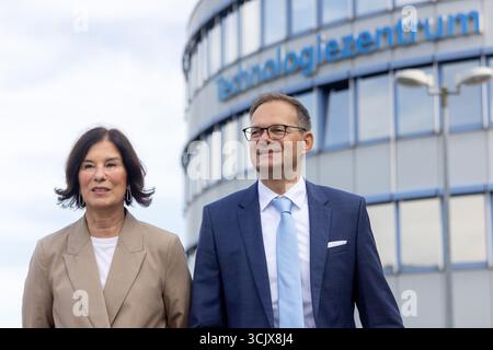 09 septembre 2025, Thuringe, Iéna/Göschwitz : Colette Boos-John (CDU), ministre de l'économie, de l'agriculture et des zones rurales, et Stefan Traeger, président du directoire de Jenoptik, marchent devant le Centre technologique de Jenoptik. Des projets d'investissement dans une installation de production de haute technologie pour l'optique à semi-conducteurs ont été présentés aujourd'hui à Jenoptik. Photo : Michael Reichel/dpa Banque D'Images