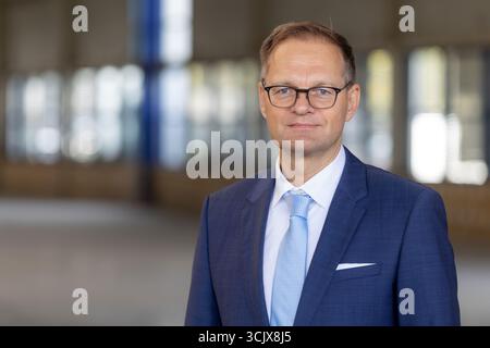 09 septembre 2025, Thuringe, Iéna/Göschwitz : Stefan Traeger, président du directoire de Jenoptik, se trouve dans un hall de production qui deviendra à l'avenir un site de production d'optiques à semi-conducteurs. Aujourd'hui, Jenoptik a présenté des plans pour un investissement dans une installation de production de haute technologie pour l'optique à semi-conducteurs. Photo : Michael Reichel/dpa Banque D'Images