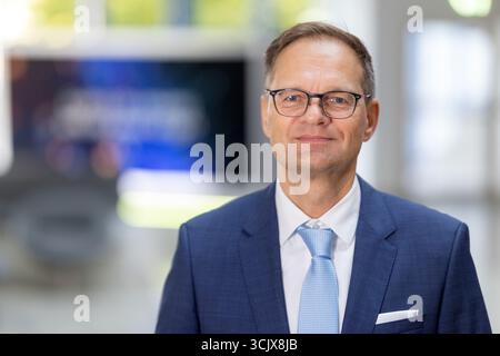 09 septembre 2025, Thuringe, Iéna/Göschwitz : Stefan Traeger, PDG de Jenoptik, est présent au Centre technologique de Jenoptik. Aujourd'hui, Jenoptik a présenté des plans pour un investissement dans une installation de production de haute technologie pour l'optique à semi-conducteurs. Photo : Michael Reichel/dpa Banque D'Images