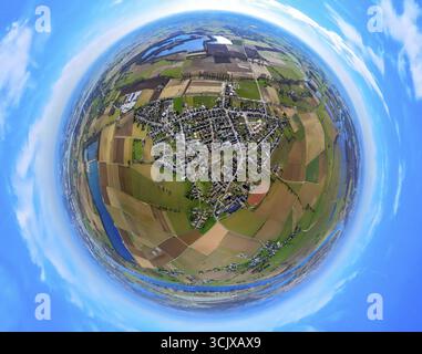 Vue aérienne, zone résidentielle, vue de Ginderich, entouré de prairies et de champs, globe, image fisheye, image à 360 degrés, monde minuscule, petite planète Banque D'Images