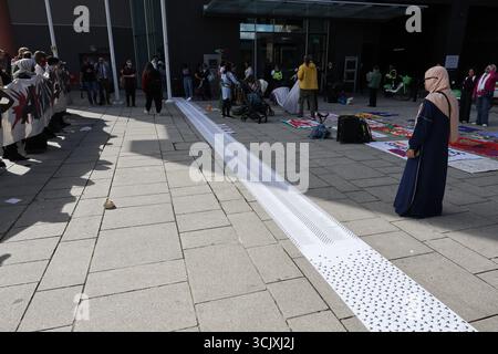 LONDRES, ROYAUME-UNI. 09th Sep, 2025. Les manifestants déroulent un énorme rouleau listant les noms des enfants tués à Gaza lors d'une manifestation devant la foire aux armes DSEI au Centre Excel. L'action, organisée par Stop the Arms Fair avec le soutien de groupes tels que Palestine Solidarity Campaign et Campaign Against the Arms Trade, a mis en évidence le coût civil du commerce mondial des armes. Crédit : Pete Speller/Alamy Live News Banque D'Images