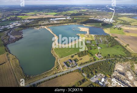 Vue aérienne, dragage de gravier du lac Rossenray, centre d'élimination des déchets Asdonkshof avec cheminée, vue lointaine, Rossenray, Kamp-Lintfort, région de la Ruhr, Nord R Banque D'Images