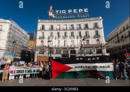 Madrid, Espagne. 09th Sep, 2025. Les gens tiennent une banderole disant "mettre fin au commerce d'armes avec Israël" et un drapeau palestinien avec les mots "il n'y a pas de retour à l'école à Gaza" lors d'une manifestation sur la place sol. Des manifestations de soutien aux Palestiniens ont eu lieu dans de nombreuses villes d’Espagne pour dénoncer une attaque présumée par drone sur l’un des navires de la flottille mondiale de Sumud et après l’annonce par le président du gouvernement d’une loi imposant un embargo sur les armes à Israël et d’autres mesures pour mettre fin à ce que le président Pedro Sanchez qualifie de « génocide ». Crédit : Marcos del Mazo/Alamy Live News Banque D'Images