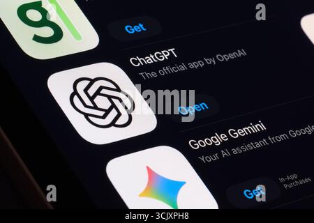 Liste des assistants AI, ChatGPT, Google Gemini sur l'écran iphone vu dans l'App Store Banque D'Images