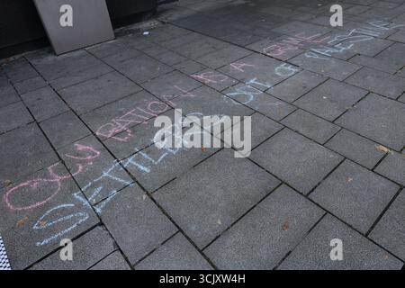 LONDRES, ROYAUME-UNI. 09th Sep, 2025. Des activistes manifestent devant le Excel Centre de Londres contre la Foire aux armes de la DSEI. Organisée par Stop the Arms Fair, la manifestation comprenait des groupes tels que Palestine Solidarity Campaign, Campaign Against the Arms Trade, CND et Quakers. Les manifestants tenaient des pancartes et des banderoles, chantaient et frappaient des tambours alors que les délégués entraient dans l'événement, exigeant la fin des ventes d'armes et le rôle du Royaume-Uni dans l'alimentation des conflits dans le monde entier. Crédit : Pete Speller/Alamy Live News Banque D'Images