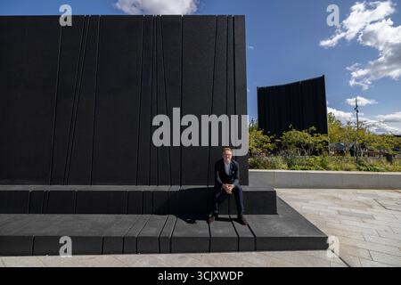 L'artiste glaswegien Nathan Coley sur Bazalgette Embankment, place flottante de 1,5 hectares de terres récupérées dissimulant le « super égout » londonien de 4,6 milliards de livres sterling, Londres, Royaume-Uni Banque D'Images