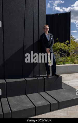 L'artiste glaswegien Nathan Coley sur Bazalgette Embankment, place flottante de 1,5 hectares de terres récupérées dissimulant le « super égout » londonien de 4,6 milliards de livres sterling, Londres, Royaume-Uni Banque D'Images