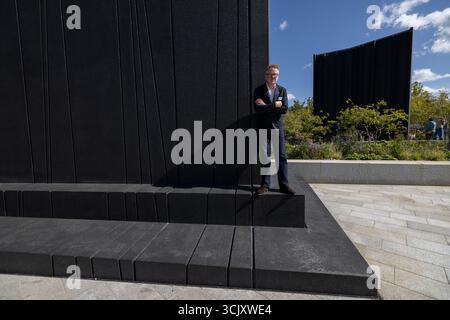 L'artiste glaswegien Nathan Coley sur Bazalgette Embankment, place flottante de 1,5 hectares de terres récupérées dissimulant le « super égout » londonien de 4,6 milliards de livres sterling, Londres, Royaume-Uni Banque D'Images