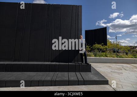 L'artiste glaswegien Nathan Coley sur Bazalgette Embankment, place flottante de 1,5 hectares de terres récupérées dissimulant le « super égout » londonien de 4,6 milliards de livres sterling, Londres, Royaume-Uni Banque D'Images