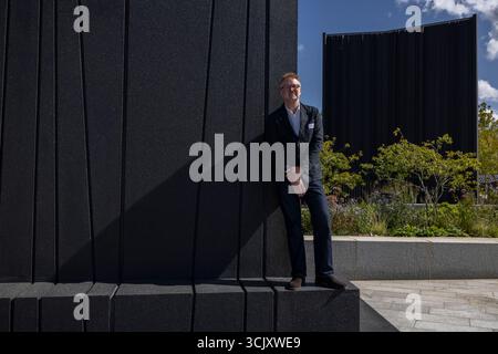 L'artiste glaswegien Nathan Coley sur Bazalgette Embankment, place flottante de 1,5 hectares de terres récupérées dissimulant le « super égout » londonien de 4,6 milliards de livres sterling, Londres, Royaume-Uni Banque D'Images