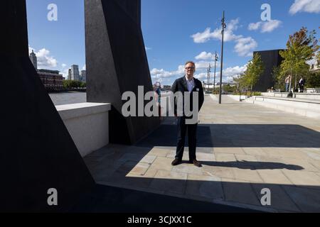 L'artiste glaswegien Nathan Coley sur Bazalgette Embankment, place flottante de 1,5 hectares de terres récupérées dissimulant le « super égout » londonien de 4,6 milliards de livres sterling, Londres, Royaume-Uni Banque D'Images