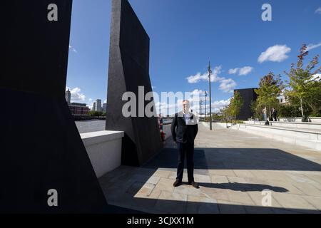 L'artiste glaswegien Nathan Coley sur Bazalgette Embankment, place flottante de 1,5 hectares de terres récupérées dissimulant le « super égout » londonien de 4,6 milliards de livres sterling, Londres, Royaume-Uni Banque D'Images