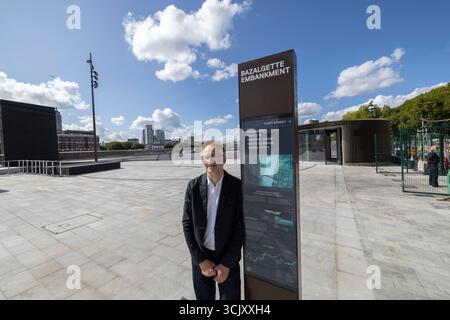 L'artiste glaswegien Nathan Coley sur Bazalgette Embankment, place flottante de 1,5 hectares de terres récupérées dissimulant le « super égout » londonien de 4,6 milliards de livres sterling, Londres, Royaume-Uni Banque D'Images