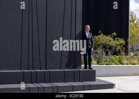 L'artiste glaswegien Nathan Coley sur Bazalgette Embankment, place flottante de 1,5 hectares de terres récupérées dissimulant le « super égout » londonien de 4,6 milliards de livres sterling, Londres, Royaume-Uni Banque D'Images