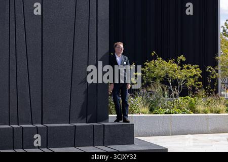 L'artiste glaswegien Nathan Coley sur Bazalgette Embankment, place flottante de 1,5 hectares de terres récupérées dissimulant le « super égout » londonien de 4,6 milliards de livres sterling, Londres, Royaume-Uni Banque D'Images