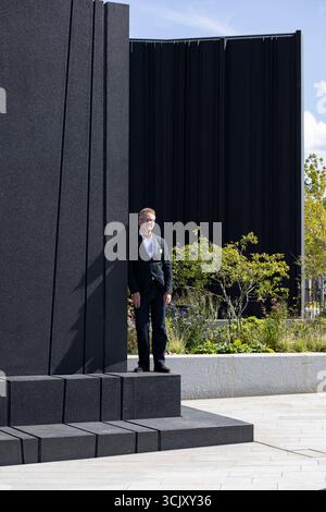 L'artiste glaswegien Nathan Coley sur Bazalgette Embankment, place flottante de 1,5 hectares de terres récupérées dissimulant le « super égout » londonien de 4,6 milliards de livres sterling, Londres, Royaume-Uni Banque D'Images