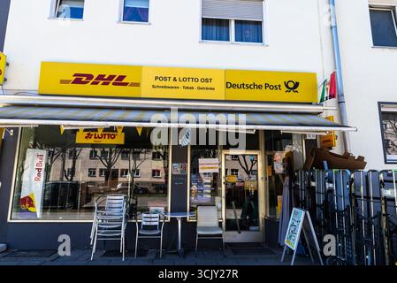 Munich, Allemagne - 6 avril 2025 : Deutsche Post and DHL office, le service postal allemand, à Munich, Bavière, Allemagne Banque D'Images