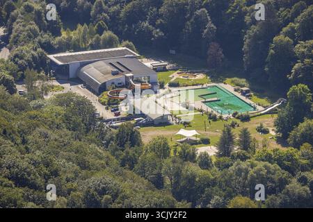 Vue aérienne, Klutertbad piscine extérieure et intérieure avec toboggan aquatique, piscine naturelle, Altenvoerde, Ennepetal, Ruhr, Rhénanie-du-Nord-Westp Banque D'Images