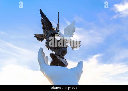 KUSADASI, TURQUIE - 2 JUIN 2021 : il s'agit d'un fragment du monument de la main de la paix sur le remblai de la ville. Banque D'Images