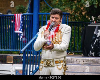 Live Entertainment, Elvis Presley Tribute Singer se produisant au Oaklands Bandstand à Hythe, Kent, le 31 août 2025 Banque D'Images
