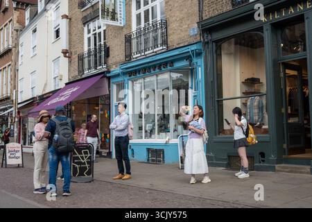 Les touristes explorent la ville historique de Cambridge, en Angleterre, avec King's College Chapel en arrière-plan par une journée d'été ensoleillée Banque D'Images