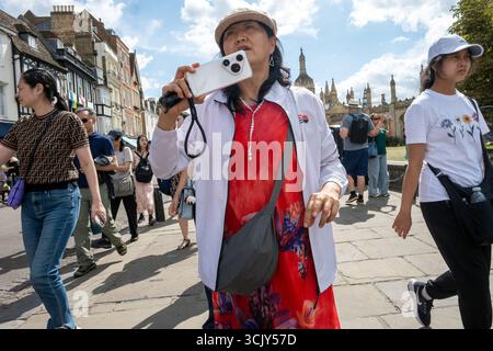 Les touristes explorent la ville historique de Cambridge, en Angleterre, avec King's College Chapel en arrière-plan par une journée d'été ensoleillée Banque D'Images