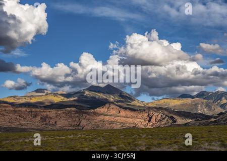 Nuages au-dessus d'un paysage de montagne à la fin de l'été Banque D'Images