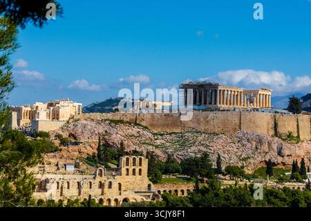 Vue panoramique de l'Acropole à Athènes, Grèce, montrant le Parthénon, Propylaea et l'Odéon d'Hérode Atticus, site du patrimoine mondial de l'UNESCO Banque D'Images