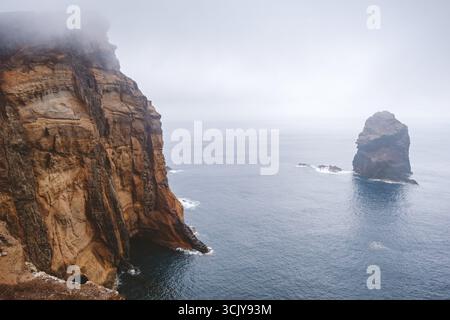 Atmosphère brumeuse sur la rive rocheuse de l'île de Madère Banque D'Images