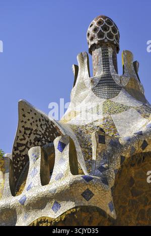 Fragment de toit en mosaïque du célèbre monument de Barcelone Park Guell, création de l'architecte moderniste Antonio Gaudi Banque D'Images