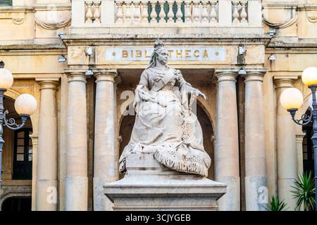 Statue de la Reine Victoria par la Bibliothèque nationale de Malte dans la capitale la Valette, Malte Banque D'Images