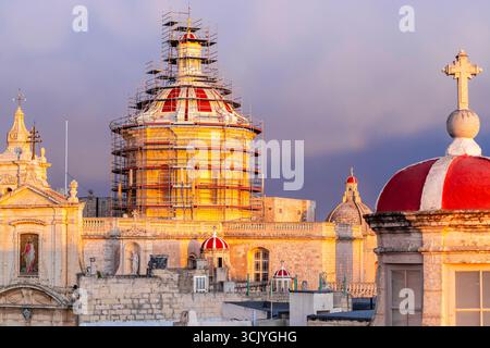 Horizon de Rabat avec le dôme de l'église St Paul sur la gauche pendant le coucher du soleil, Rabat Mdina, Malte Banque D'Images