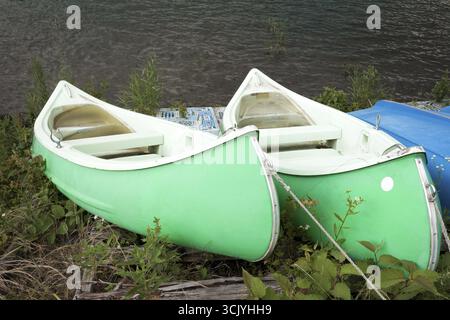 Deux canoës verts sur la rive du lac Banque D'Images