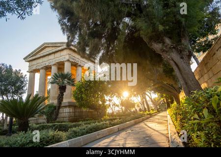 Merveilleux monument néoclassique au lever du soleil dans les jardins de Lower Barrakka, la Valette, Malte Banque D'Images