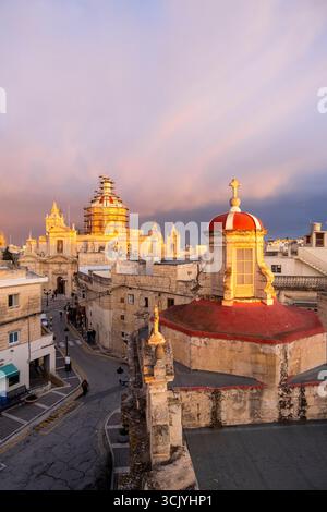 Horizon de Rabat avec le dôme de l'église St Paul sur la gauche pendant le coucher du soleil, Rabat Mdina, Malte Banque D'Images