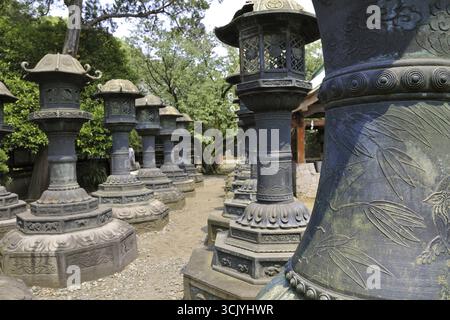 Rangées de lanternes en pierre traditionnelles japonaises dans le parc Tokyo Ueno, se concentrent sur la lanterne avant Banque D'Images