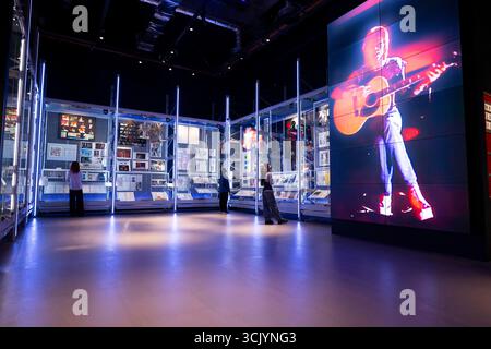 SOUS EMBARGO JUSQU'À 0001 MERCREDI 10 SEPTEMBRE USAGE ÉDITORIAL UNIQUEMENT vue générale du nouveau David Bowie Centre, un nouveau magasin et archives en activité, et abritant les archives de David Bowie de plus de 90 000 articles, disponibles au V&A East Storehouse à Londres à partir de samedi. Date d'émission : mercredi 10 septembre 2025. Banque D'Images