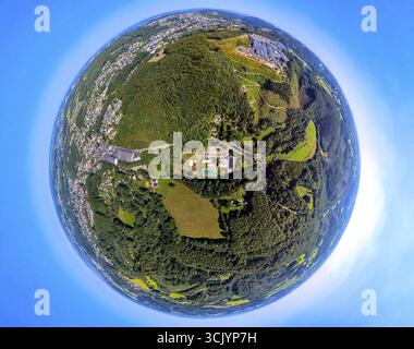 Vue aérienne, piscine extérieure naturelle de Klutertbad dans la zone forestière, globe terrestre, image fisheye, image fisheye, image 360 degrés, minuscule monde, éclairé Banque D'Images