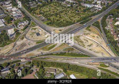 Vue aérienne, grand chantier de construction autoroute jonction Herne, autoroute A42 et autoroute A43, train de marchandises d-train sur le pont ferroviaire au-dessus de la motricité Banque D'Images