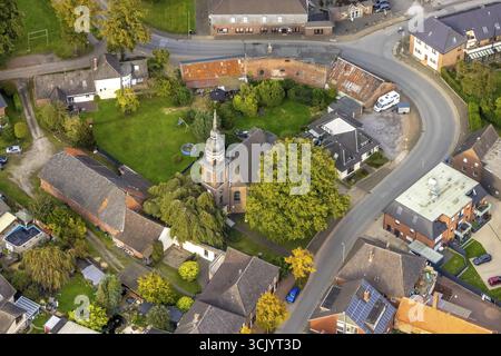 Vue aérienne, église protestante de Ringenberg à la rue principale, maisons délabrées à la prairie verte, Ringenberg, Hamminkeln, Bas Rhin, Rhénanie du Nord-Wes Banque D'Images