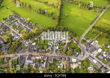 Vue aérienne, Zingelstrasse et Hauptstrasse avec église protestante Ringenberg, Hamminkeln, Bas-Rhin, Rhénanie du Nord-Westphalie, Allemagne Banque D'Images