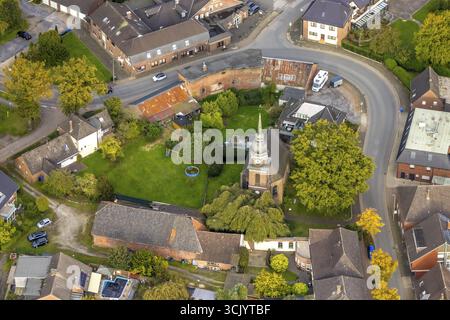 Vue aérienne, église protestante de Ringenberg à la rue principale, maisons délabrées à la prairie verte, Ringenberg, Hamminkeln, Bas Rhin, Rhénanie du Nord-Wes Banque D'Images
