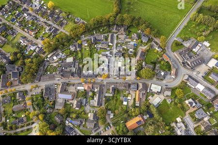 Vue aérienne, Zingelstrasse et Hauptstrasse avec église protestante Ringenberg, Hamminkeln, Bas-Rhin, Rhénanie du Nord-Westphalie, Allemagne Banque D'Images