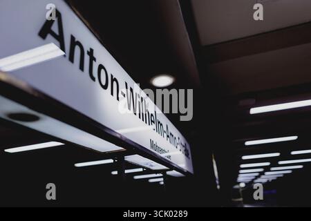 U-Bahn-Station Anton-Wilhelm-Amo-Strasse à Berlin, 09.09.2025. Die ehemalige Mohrenstrasse in Berlin-Mitte sowie die gleichnamige U-Bahnstation wurden vor Kurzem umbenannt. Berlin Deutschland *** Anton Wilhelm Amo Strasse station de métro à Berlin, 09 09 09 2025 L'ancienne Mohrenstrasse à Berlin Mitte et la station de métro du même nom ont récemment été renommées Berlin Allemagne Copyright : xFlorianxGaertnerx Banque D'Images