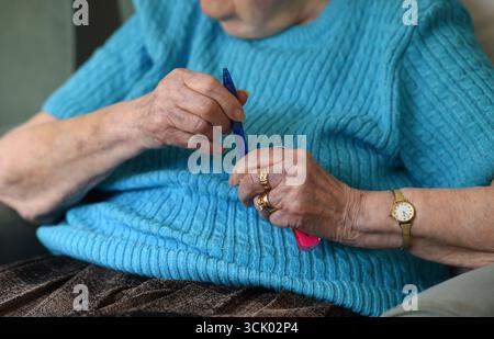 SOUS EMBARGO À 0001 MERCREDI 10 SEPTEMBRE photo de fichier non datée d'une femme âgée. Des patients britanniques testent un nouveau test sanguin majeur pour la maladie d'Alzheimer qui pourrait révolutionner le diagnostic de cette maladie mortelle. Les personnes soupçonnées de démence sont recrutées via des cliniques de mémoire à travers le Royaume-Uni pour vérifier le bon fonctionnement du test dans le NHS. Date d'émission : mercredi 10 septembre 2025. Banque D'Images