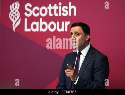 EMBARGO SUR 0001 MERCREDI 10 SEPTEMBRE photo datée du 01/09/25 du leader travailliste écossais Anas Sarwar prononçant un discours à l'Université Caledonian de Glasgow. Le dirigeant travailliste écossais s'est engagé à lutter contre la montée du vol à l'étalage s'il était élu premier ministre l'année prochaine, accusant le gouvernement écossais d'une approche douce. Date d'émission : mercredi 10 septembre 2025. Banque D'Images